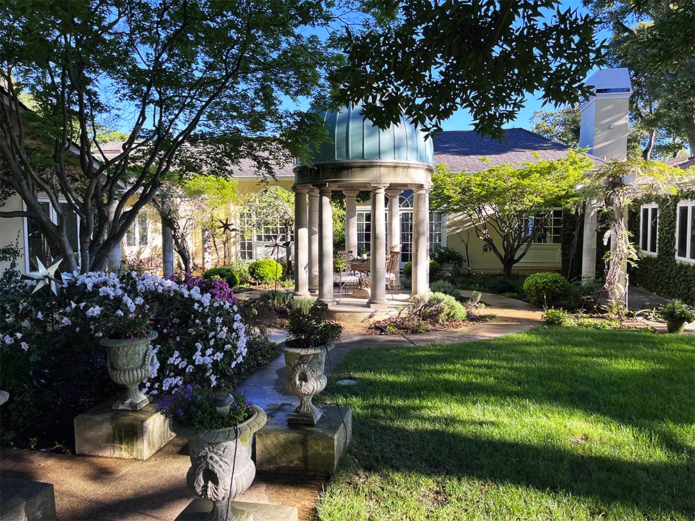 We have over 30 years of experience in caring and maintaining large garden and landscape maimntenance. 